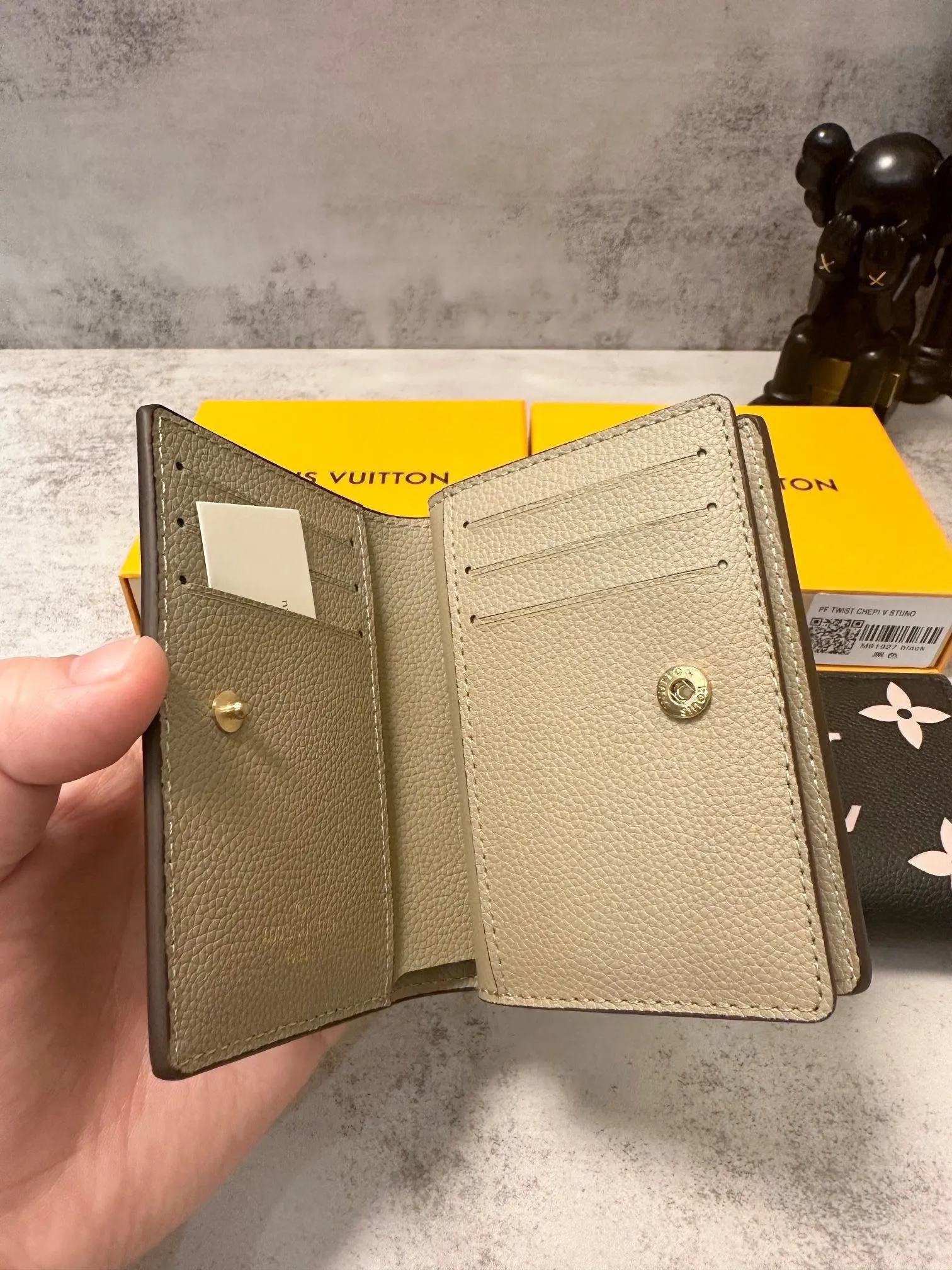 LB948 Compact Wallet / 4.3 x 3.3 x 1.4 inches