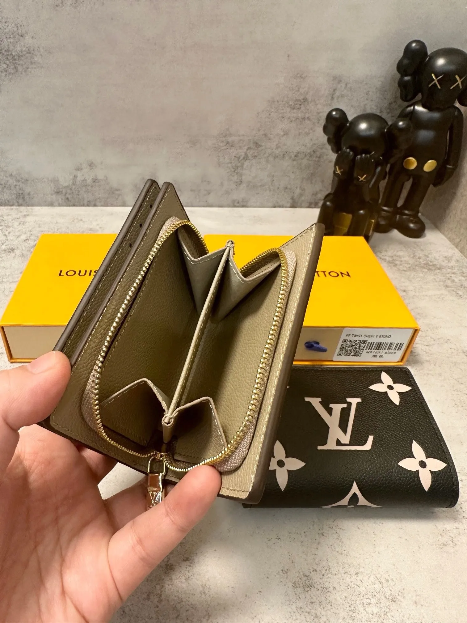 LB948 Compact Wallet / 4.3 x 3.3 x 1.4 inches