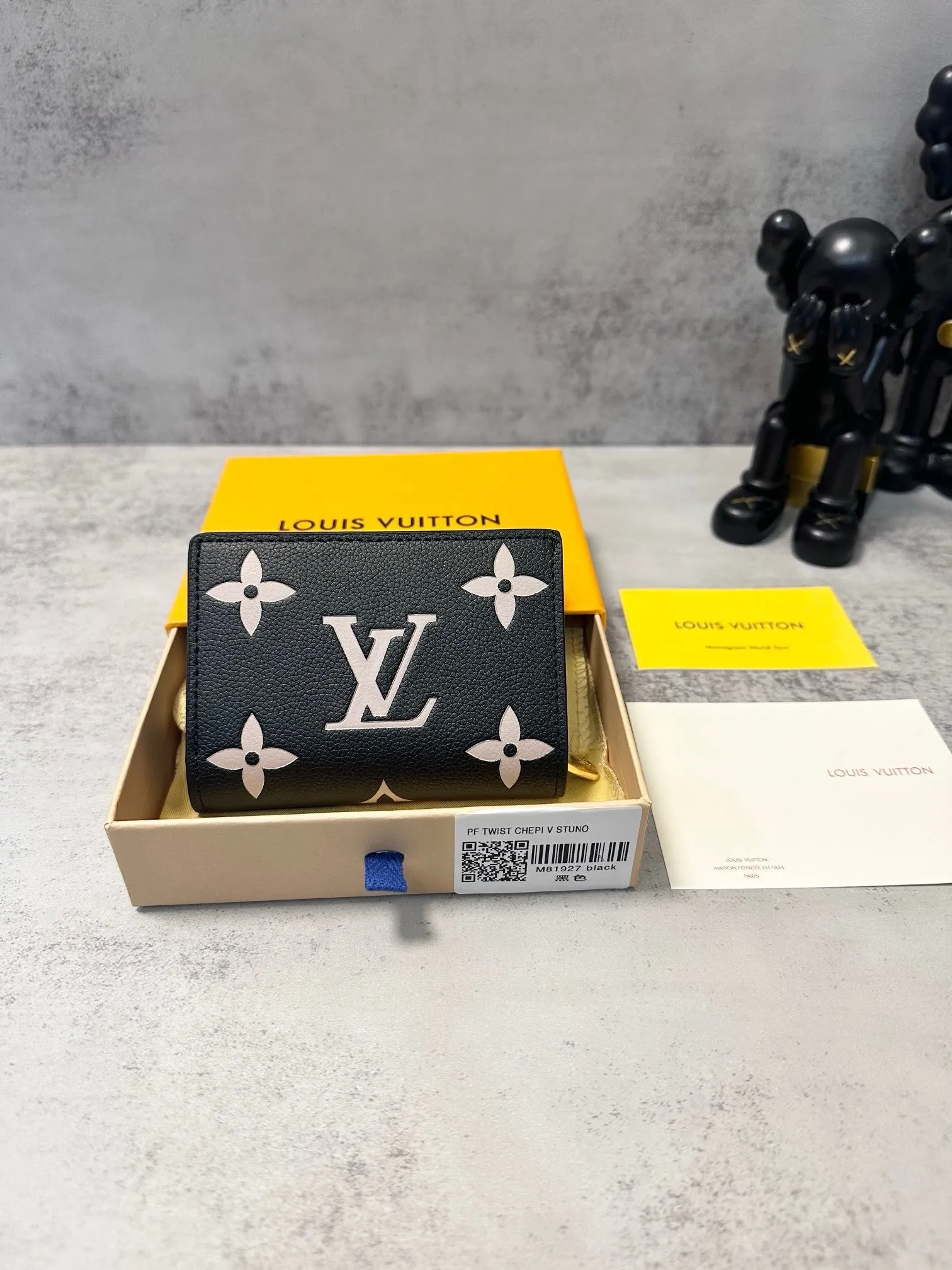 LB948 Compact Wallet / 4.3 x 3.3 x 1.4 inches
