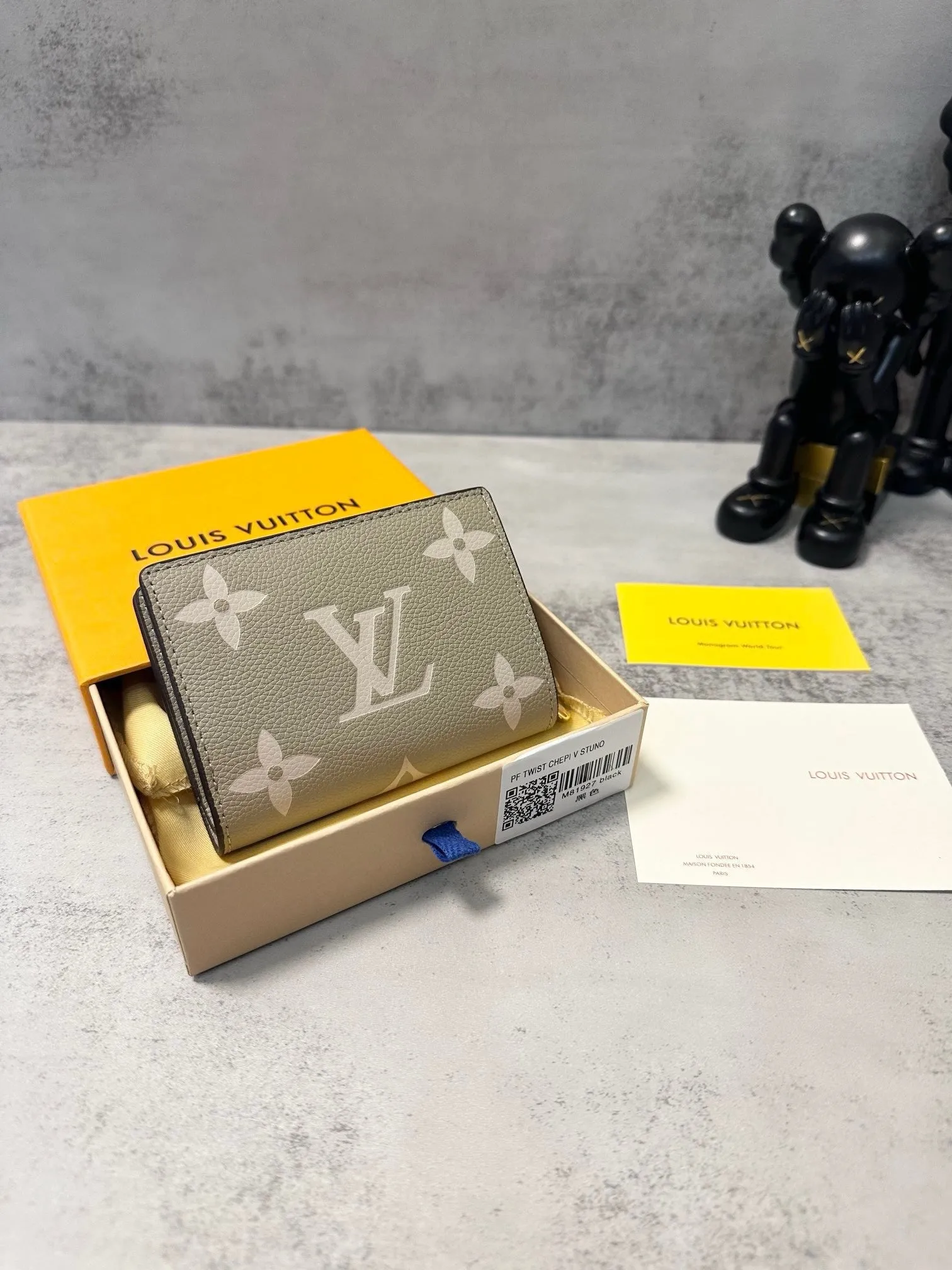 LB948 Compact Wallet / 4.3 x 3.3 x 1.4 inches