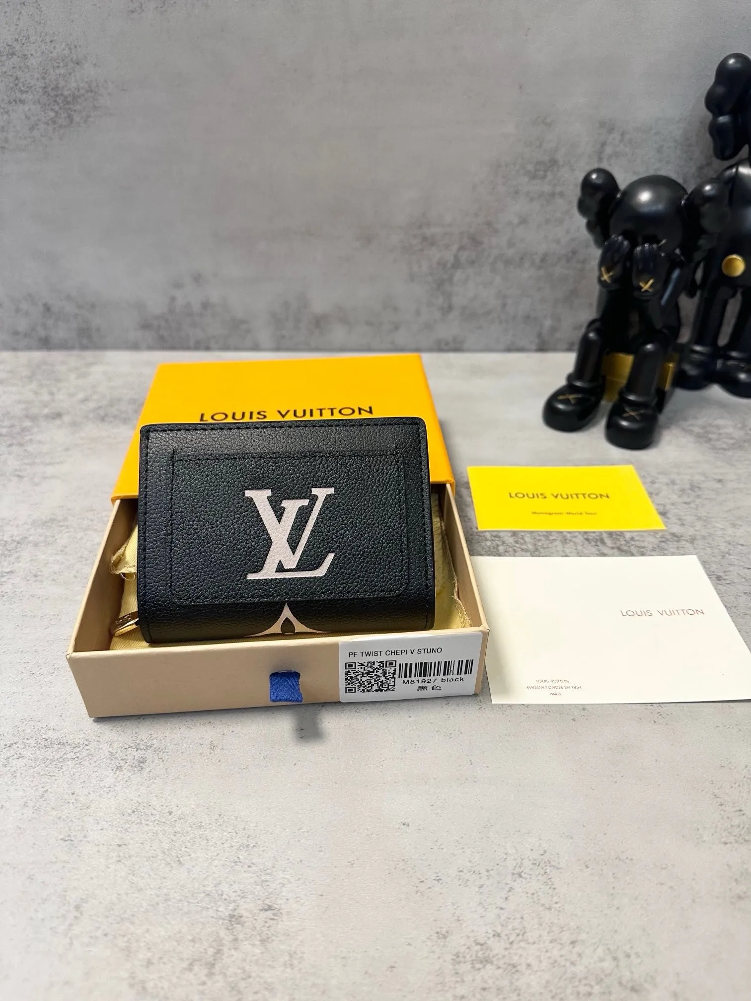 LB948 Compact Wallet / 4.3 x 3.3 x 1.4 inches